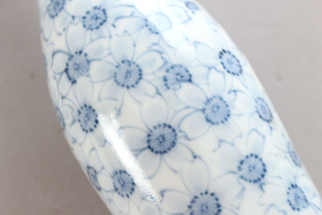 5431 十五代　嘉泉 作　平戸三川内焼　染付桜散し瓢箪型一輪差　共箱　送料無料