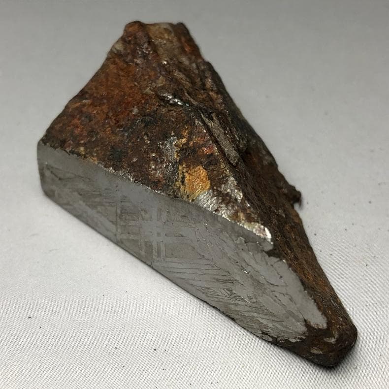 隕石 鉄隕石　アルタイ隕石　原皮付き　ナチュラル　原石　重さ約93ｇ　台付き