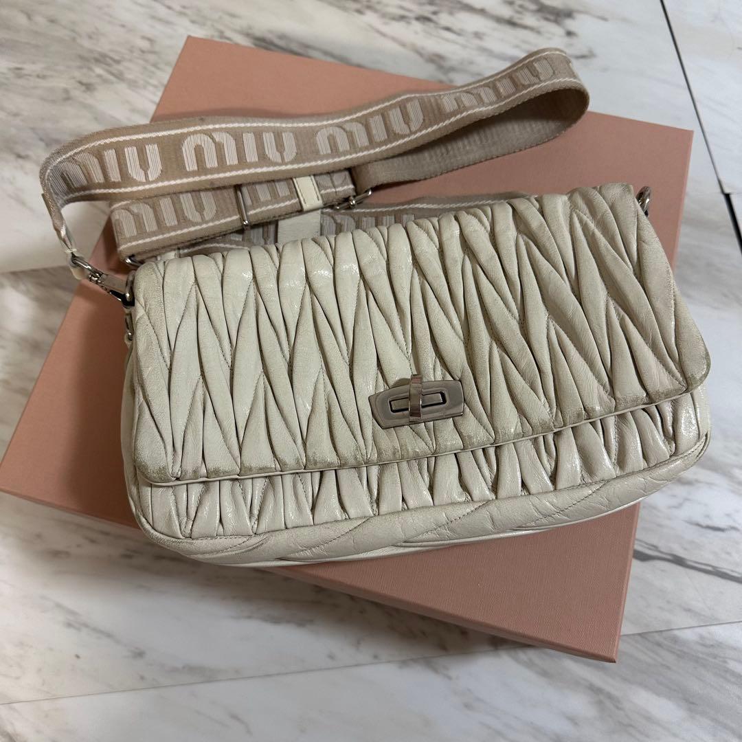 miumiu マテラッセ ホワイト ショルダー バッグ