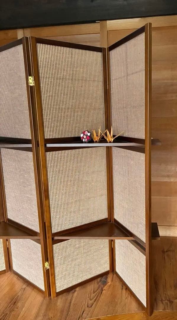 【送料込み】美品　ニトリ　飾り棚付きスクリーン(カガリ 4レン DBR)
