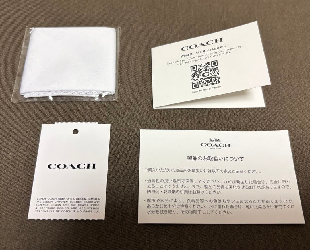 コーチ　エッセンシャル スモール ジップ アラウンド ウォレット・チャーム