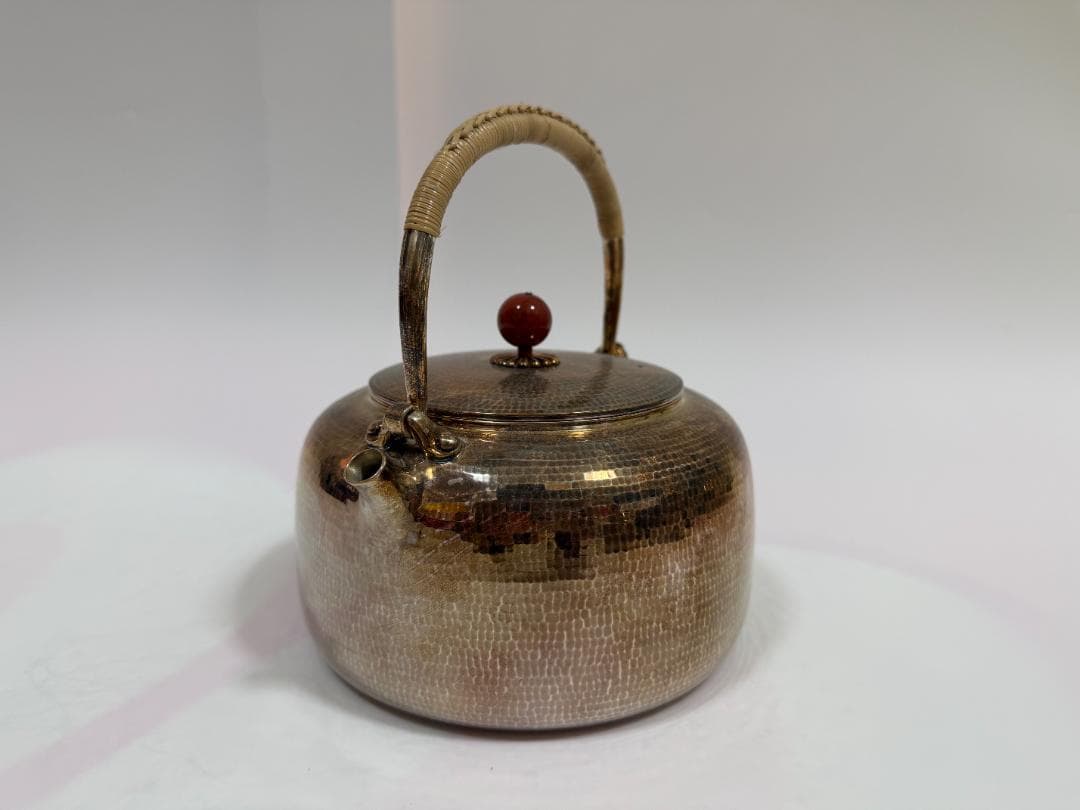 純銀製 丸形 赤玉摘み 鎚目紋 湯沸 銀瓶 煎茶道具 重637ｇ