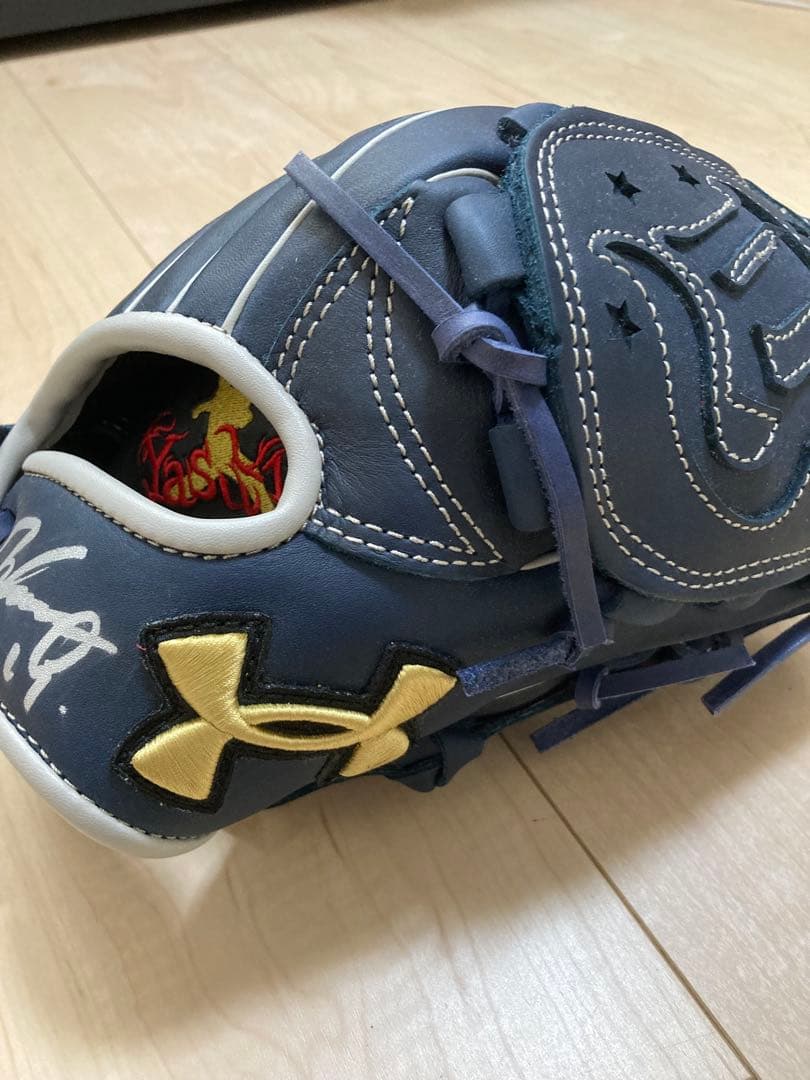 山崎康晃選手Under Armour 野球グローブ ネイビー