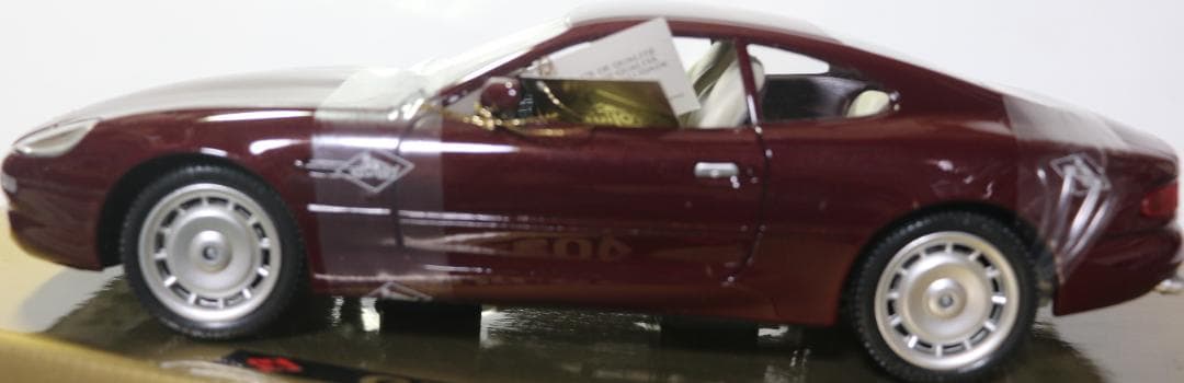 GUILOY製 アストン・マーチンDB7 マルーンカラー　1/18 中古品