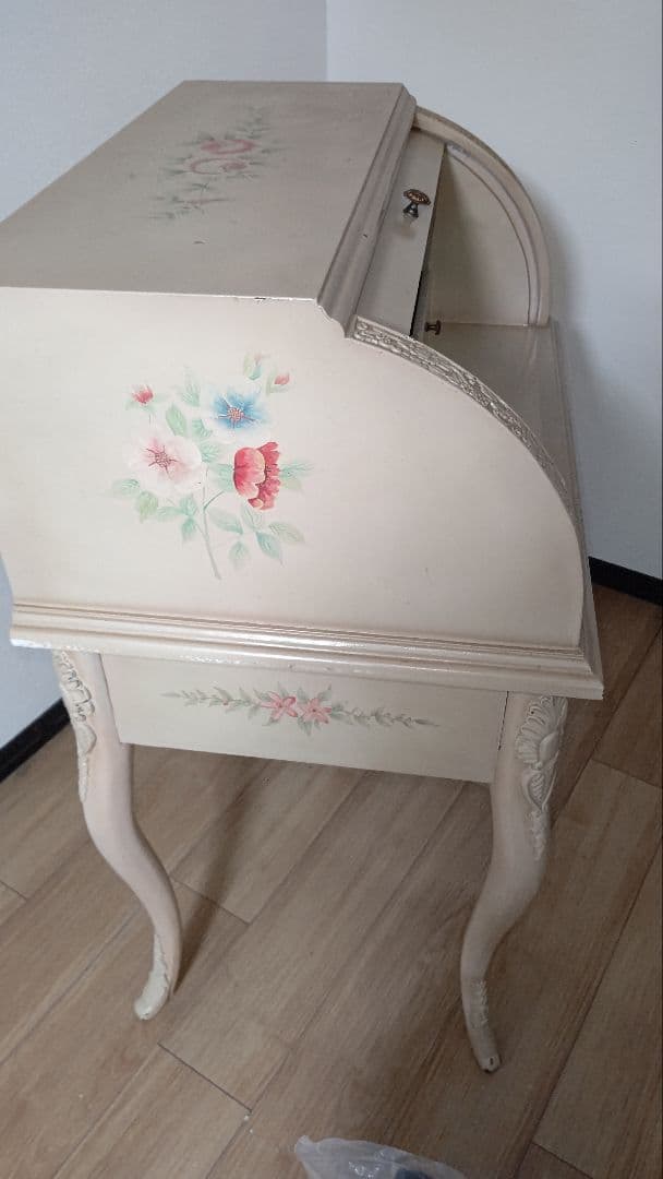 クリーム色のドロップリーフデスク