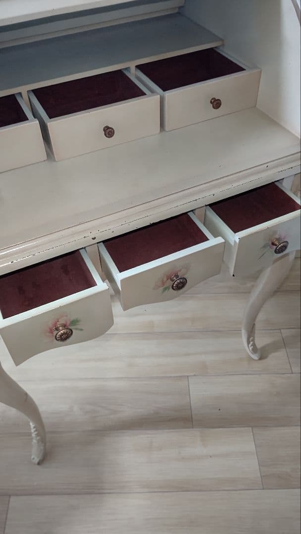 クリーム色のドロップリーフデスク