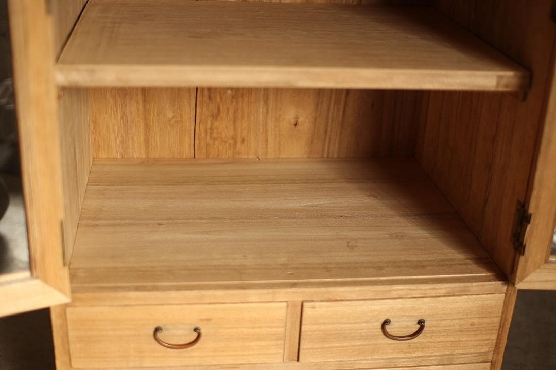 古い小ぶりな木枠のガラス戸棚×小引き出し3杯