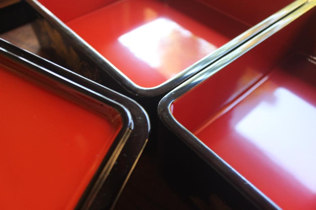 デッドストック！端正な内朱黒漆に優美な松竹梅沈金の輪島塗台付二段重（検重箱お重