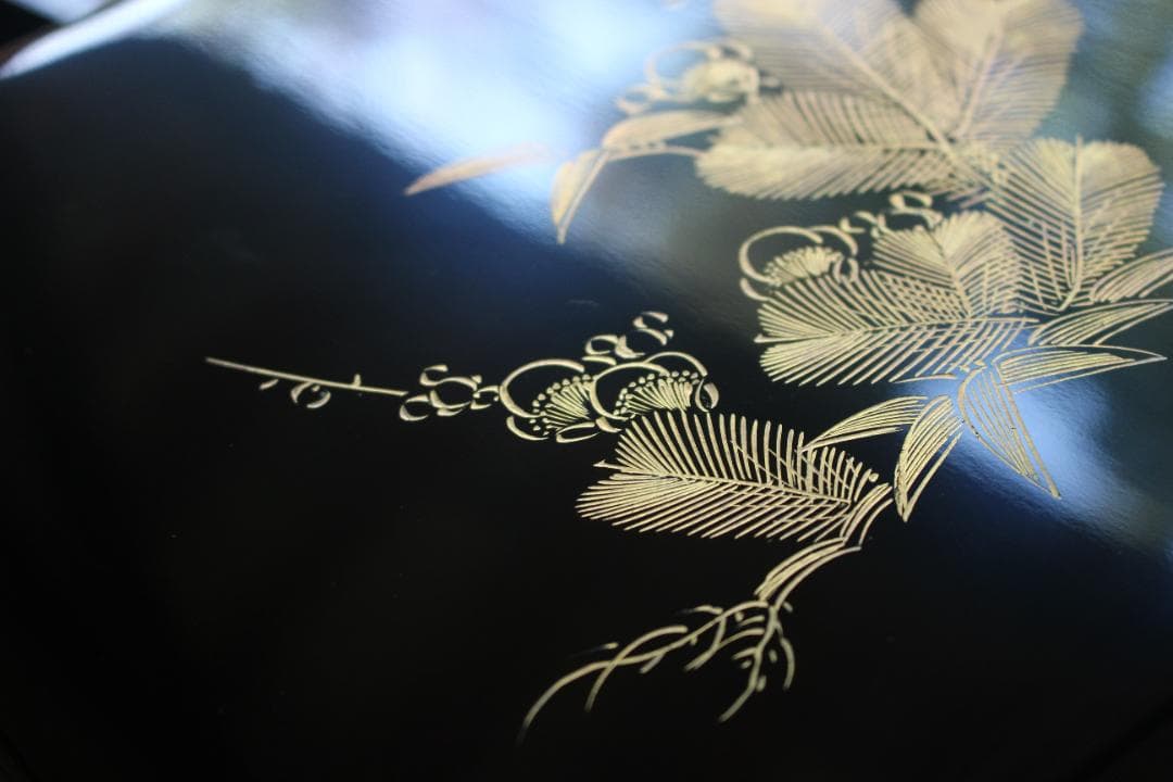 デッドストック！端正な内朱黒漆に優美な松竹梅沈金の輪島塗台付二段重（検重箱お重