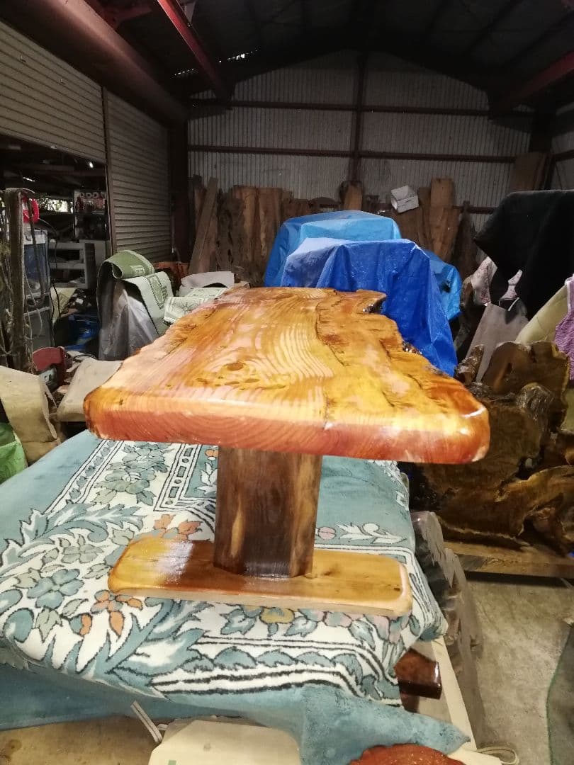 126 黄金色に輝く　テーブル