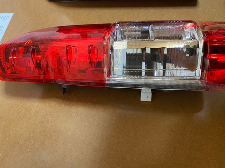 ハイエース200純正テールランプ