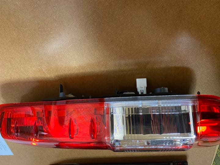 ハイエース200純正テールランプ