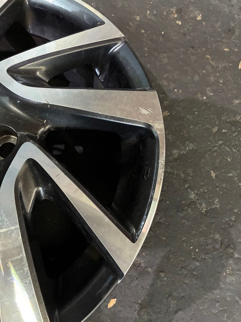 アクア　純正　16インチ 1本　 ブラック・シルバー ホイール