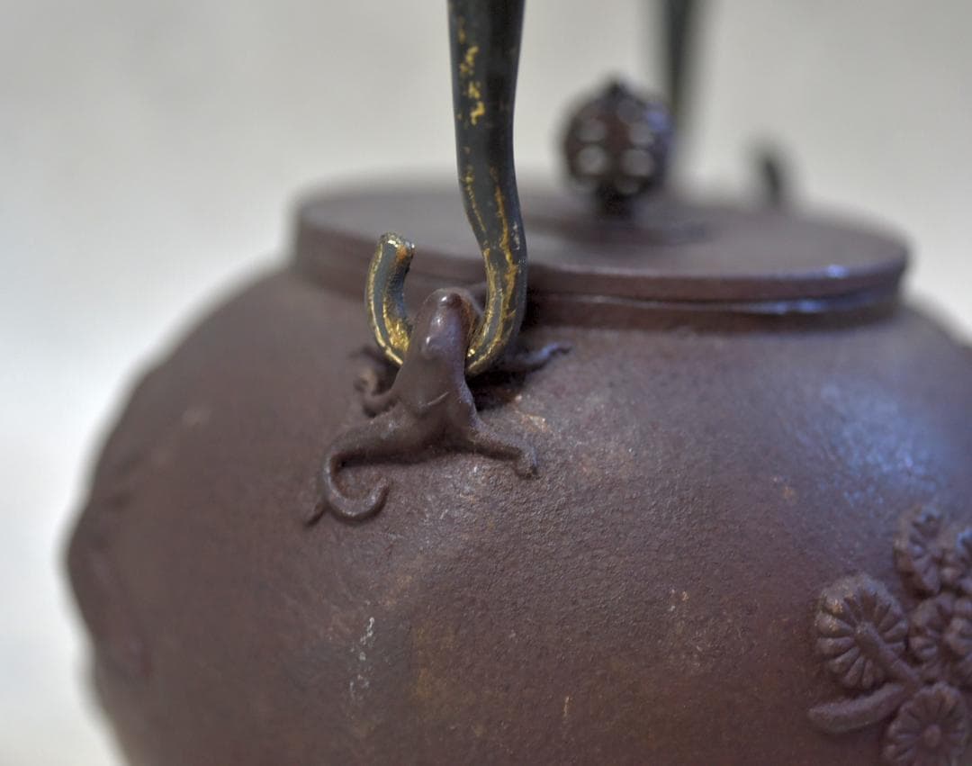 龍文堂造　小ぶりな松、鶴紋持ち手象嵌いり鉄瓶　囲炉裏