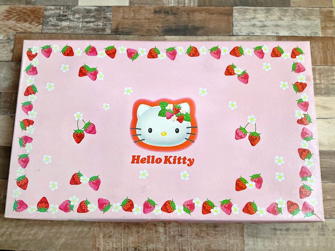 【平成レトロ】ハローキティ いちご柄保存容器６個セット【2002年製！】