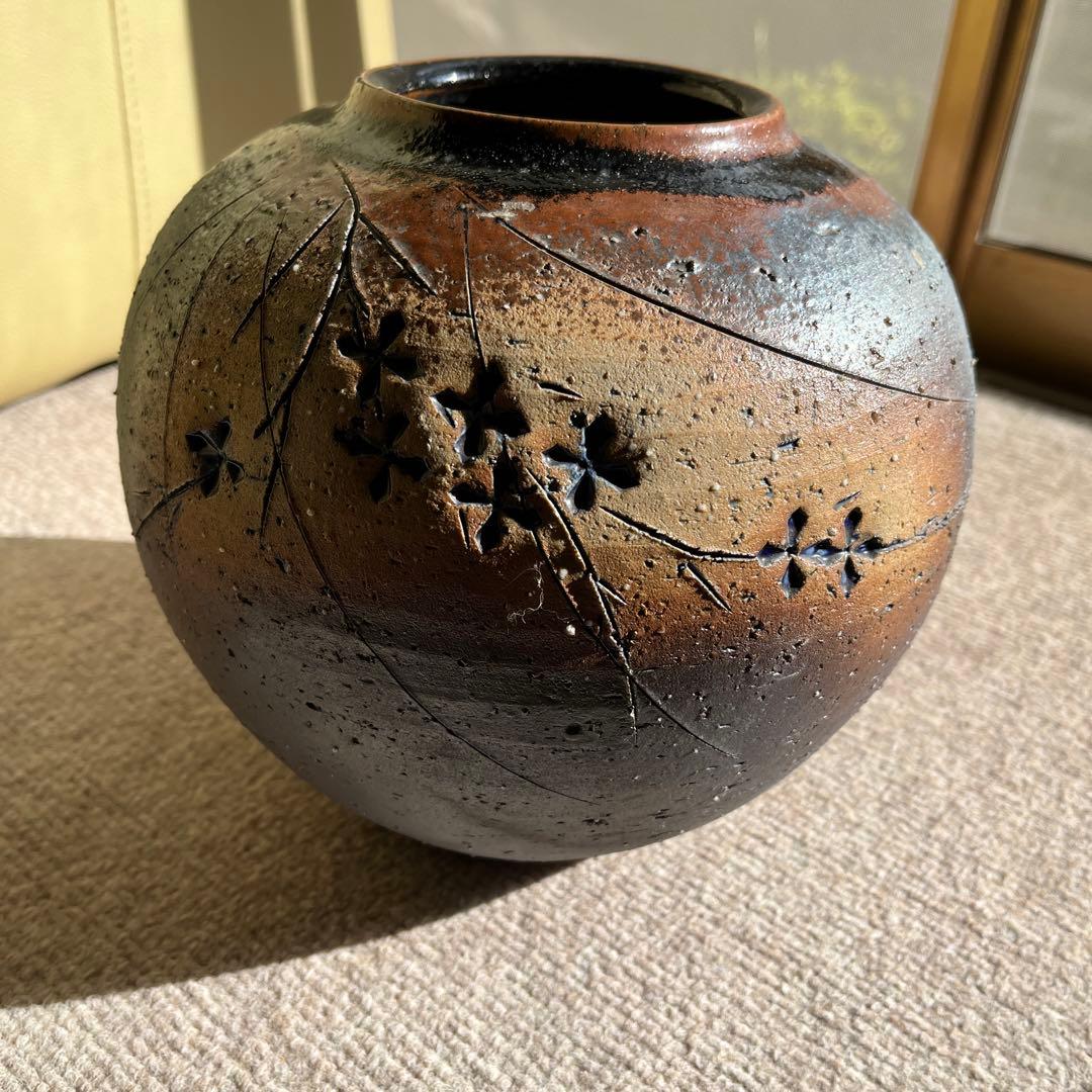 陶器製壺型花瓶 花の彫刻 ブラウン