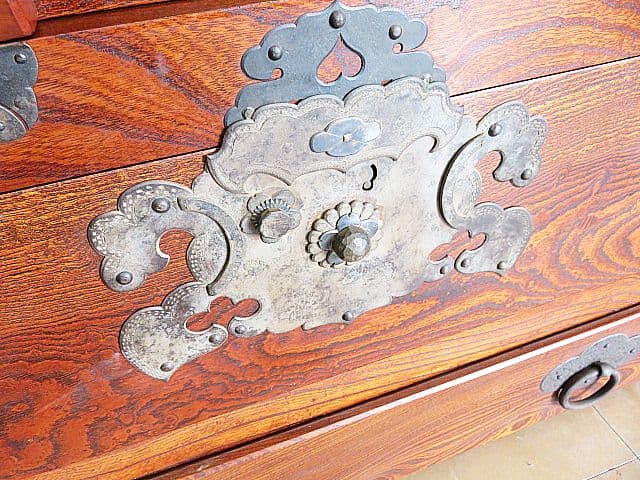 【在銘 七屋太郎刀】欅無垢材 車箪笥 鍵付き 玉杢・虎杢 時代箪笥 高級総欅