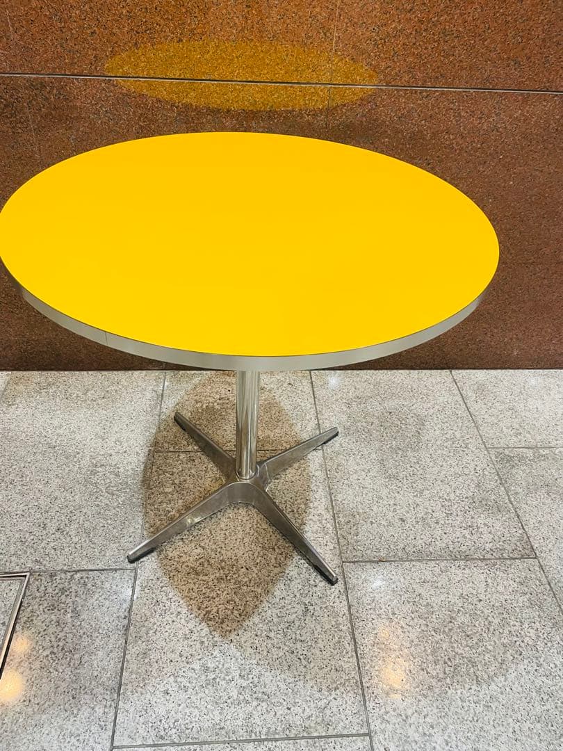 イエロー ラウンドテーブル　円形テーブル ステンレス脚