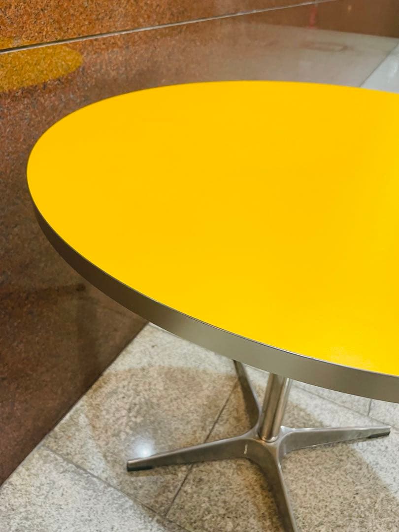 イエロー ラウンドテーブル　円形テーブル ステンレス脚