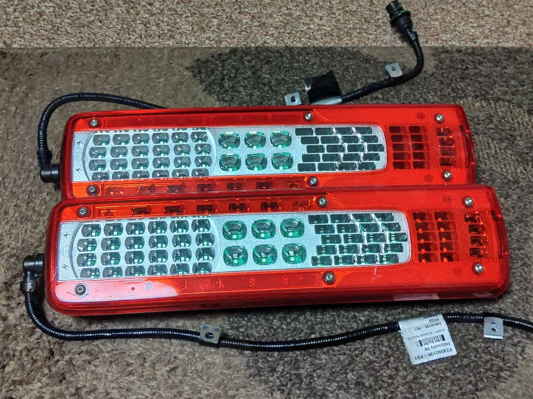 新型UDクオン大型トラックLEDテールランプ 新品