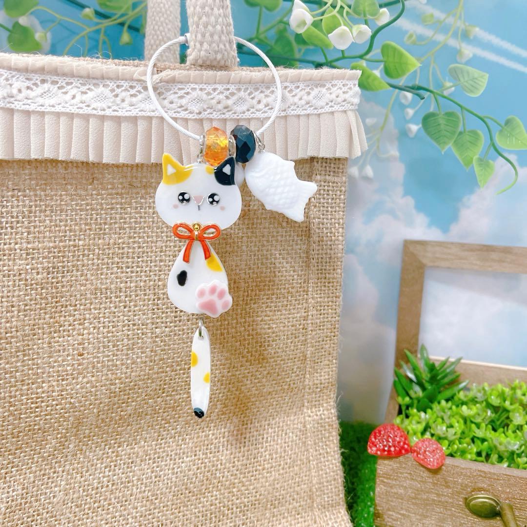 レジン キョロ三毛ちゃんのお花ひらひらワイヤーリングキーホルダー☺︎