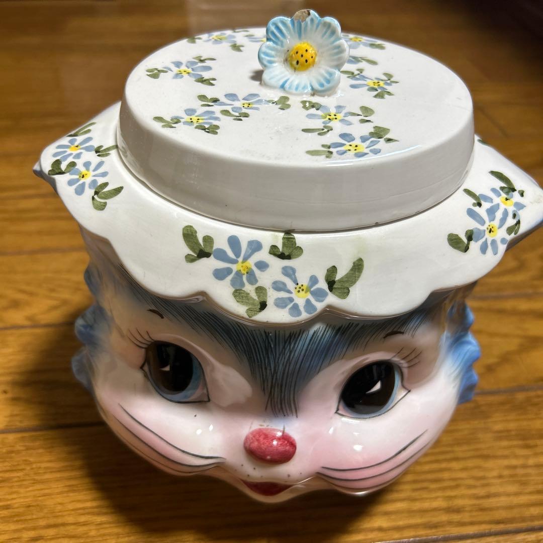 猫の顔の陶器製お菓子入れ