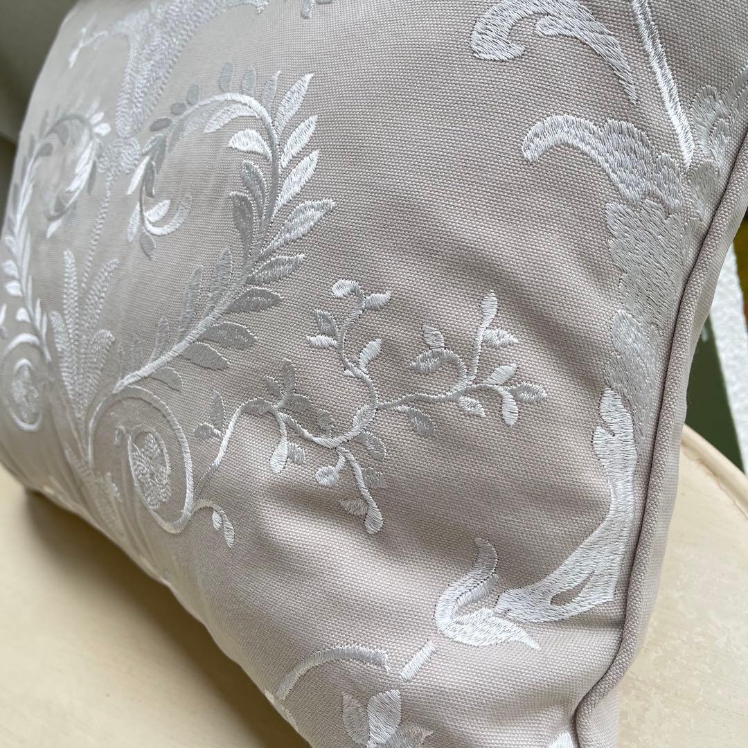 イギリス直輸入　旧ローラアシュレイ フェザークッション　新品　ジョゼッテ刺繍