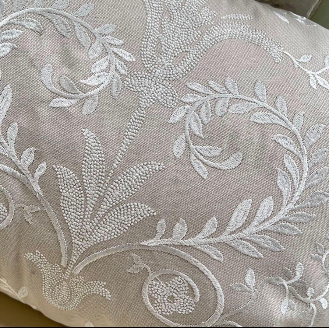 イギリス直輸入　旧ローラアシュレイ フェザークッション　新品　ジョゼッテ刺繍