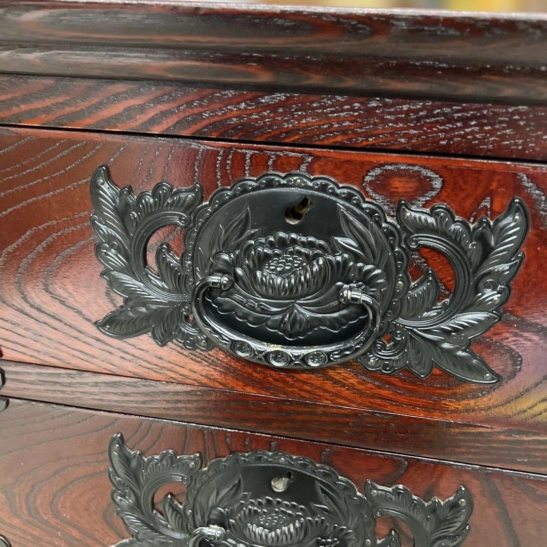 木製箪笥 赤褐色 彫刻デザイン