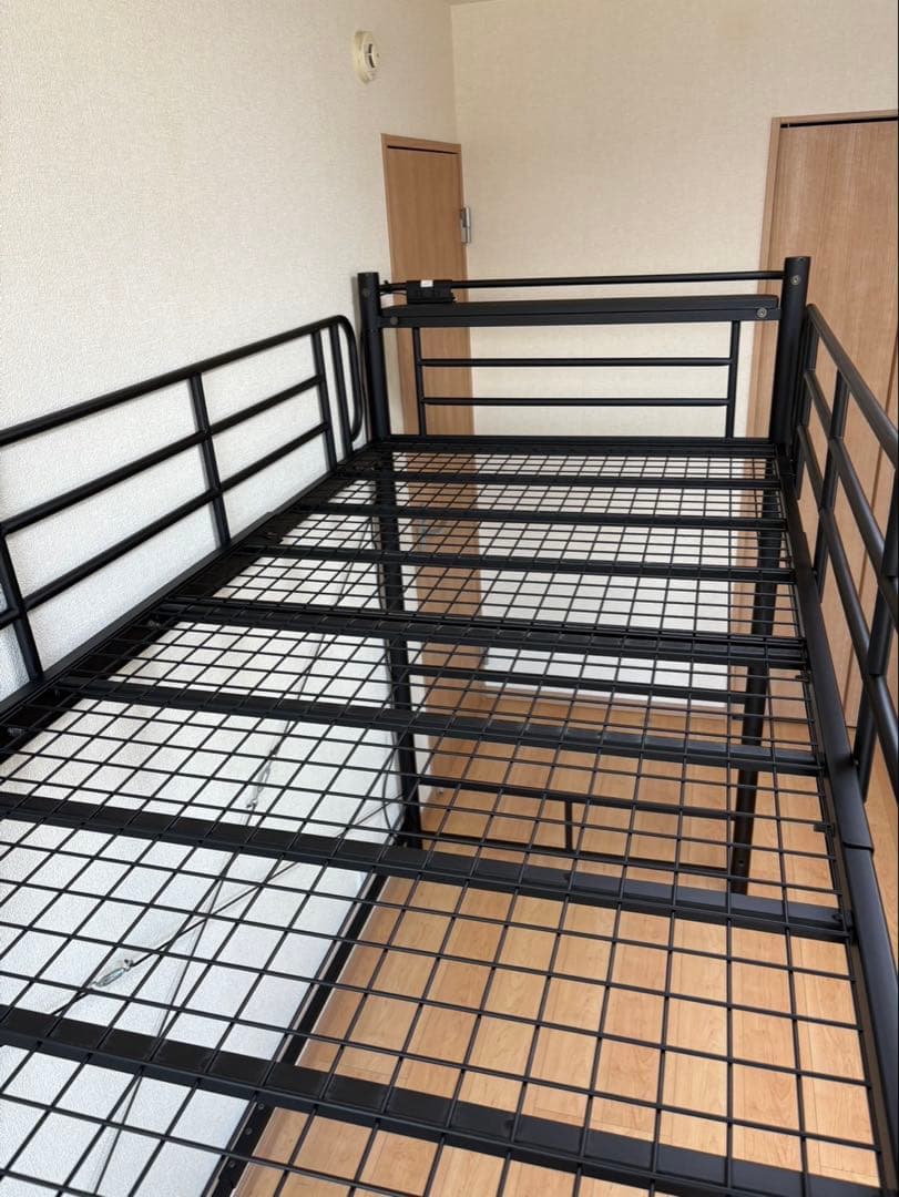 【おさる】黒のスチール製ロフトベッド／デスク下収納・はしご階段付き