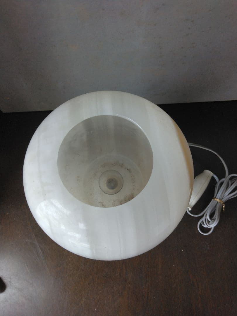 大理石でできた電気スタンド