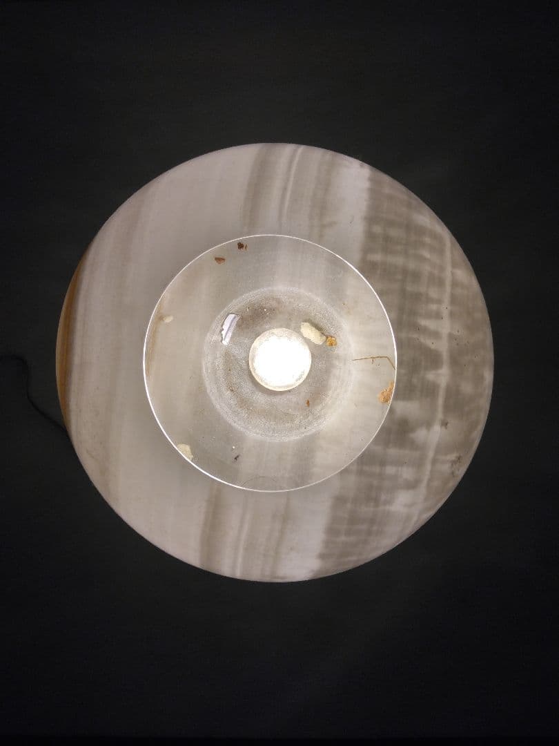 大理石でできた電気スタンド