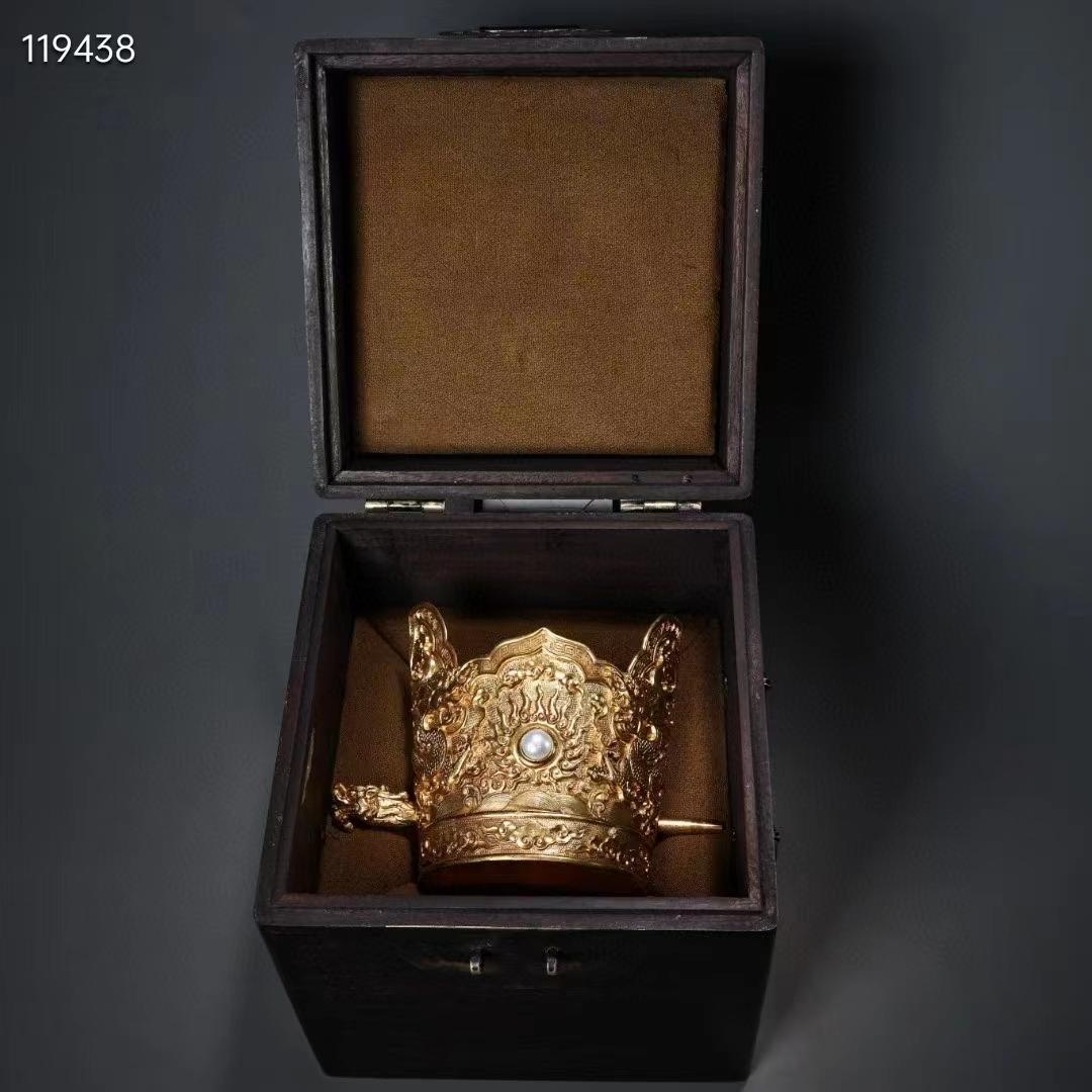 中国古美術· 珍品旧蔵収純銅高浮彫刻鎏金官帽,箱付き文房具·置物·賞物·稀少品