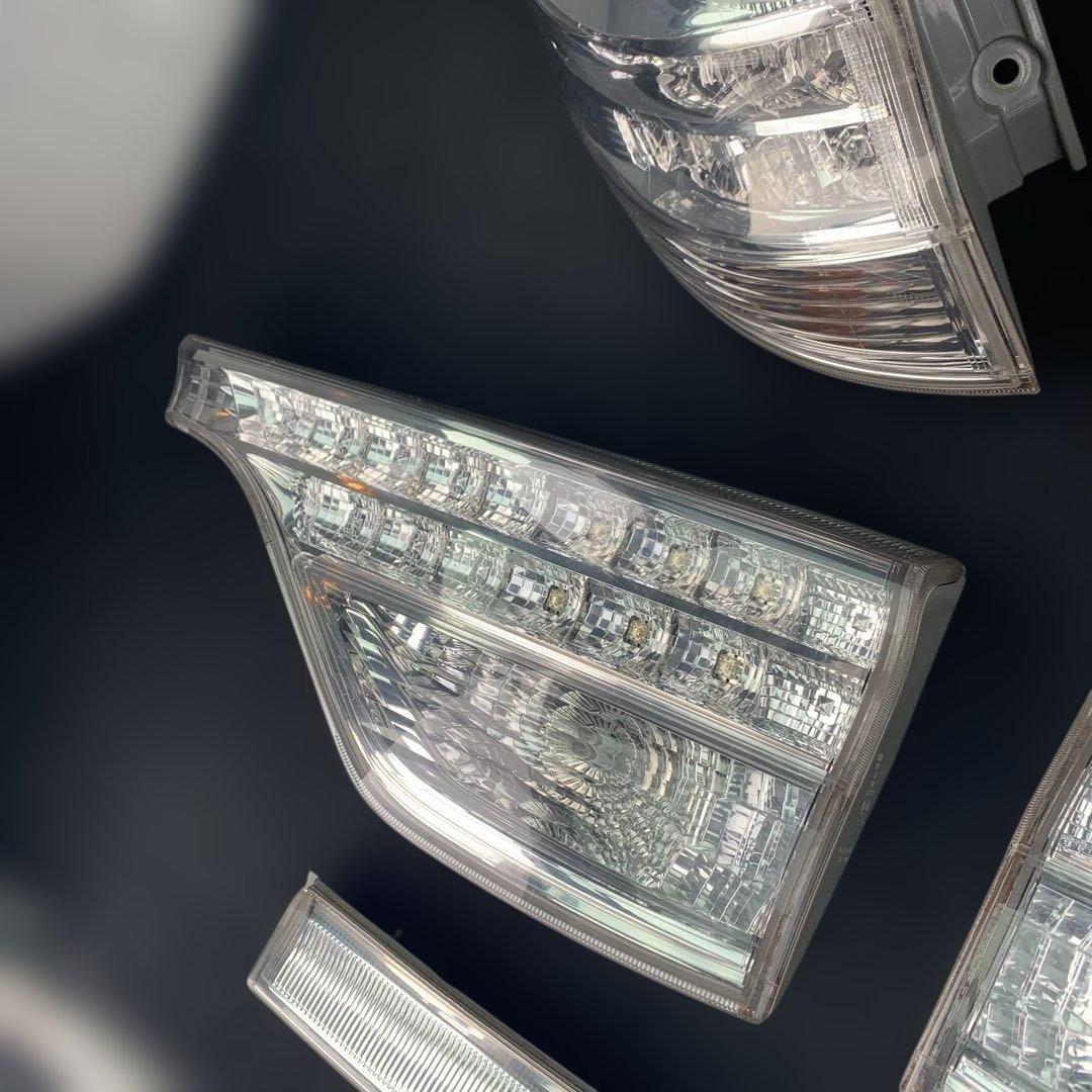 トヨタ　エスティマ　ハイブリッド　AHR20 純正リアテールランプ　中古品