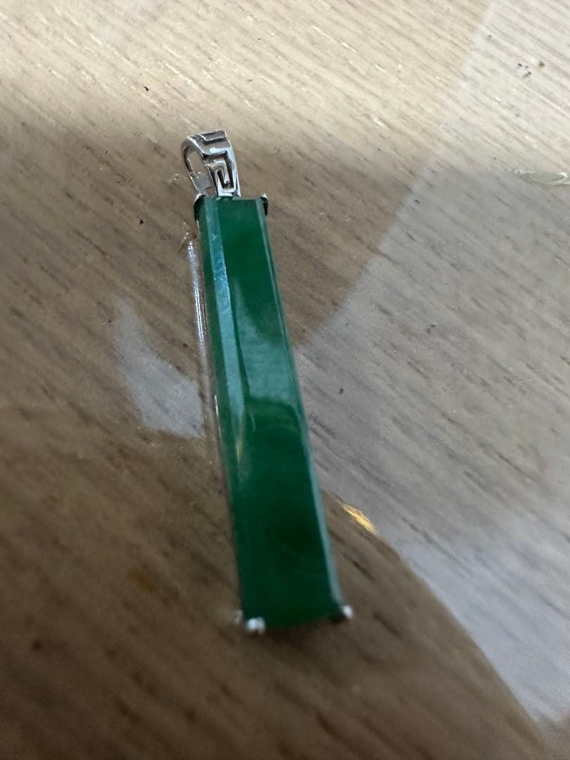 A U750. ホワイト18￼K金ジェダイト翡翠緑色 長方形 ペンダント