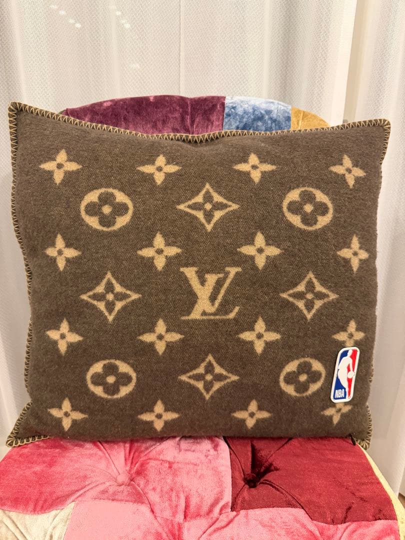 Louis Vuitton モノグラムクッション NBAロゴ付き