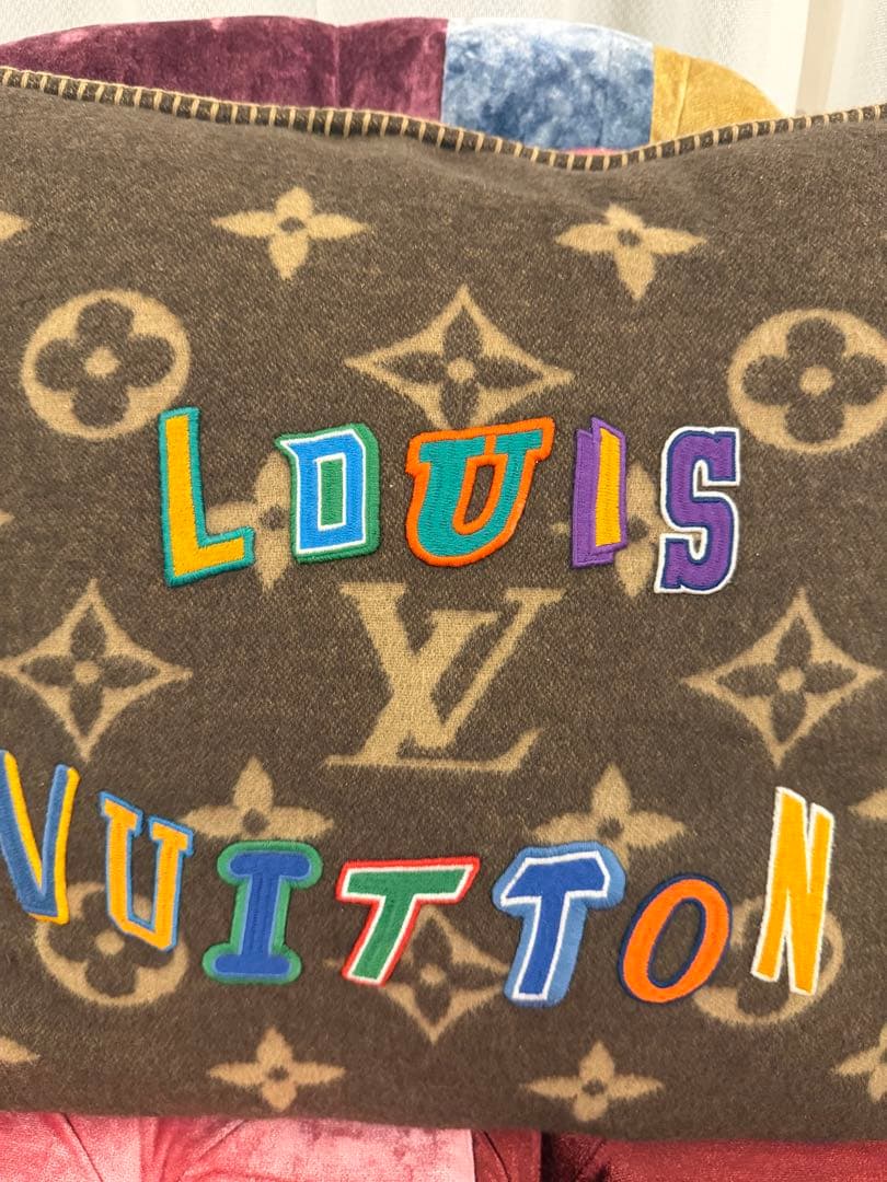 Louis Vuitton モノグラムクッション NBAロゴ付き