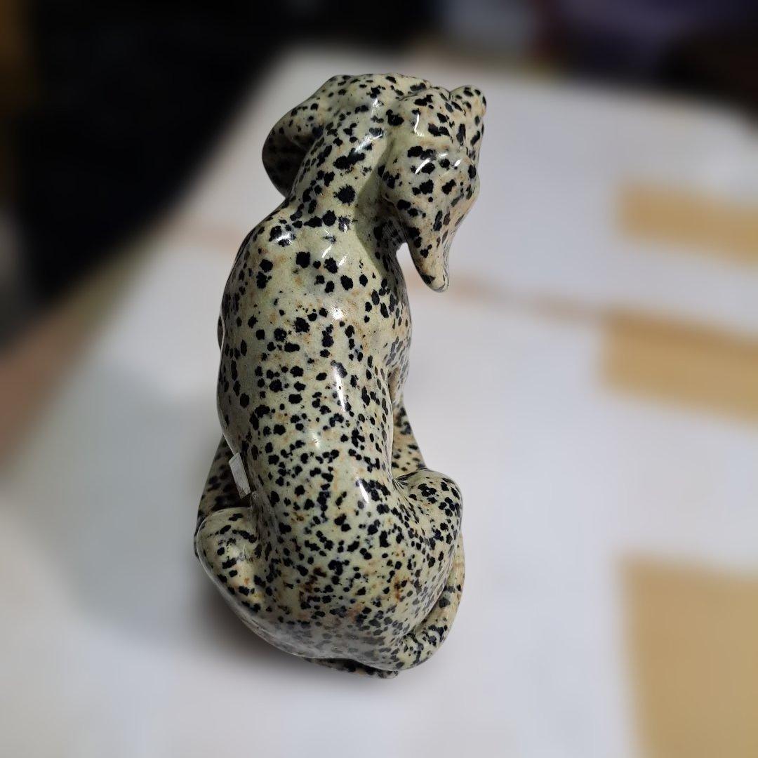犬の石製置物 クリーム色と黒の斑点 約10cm