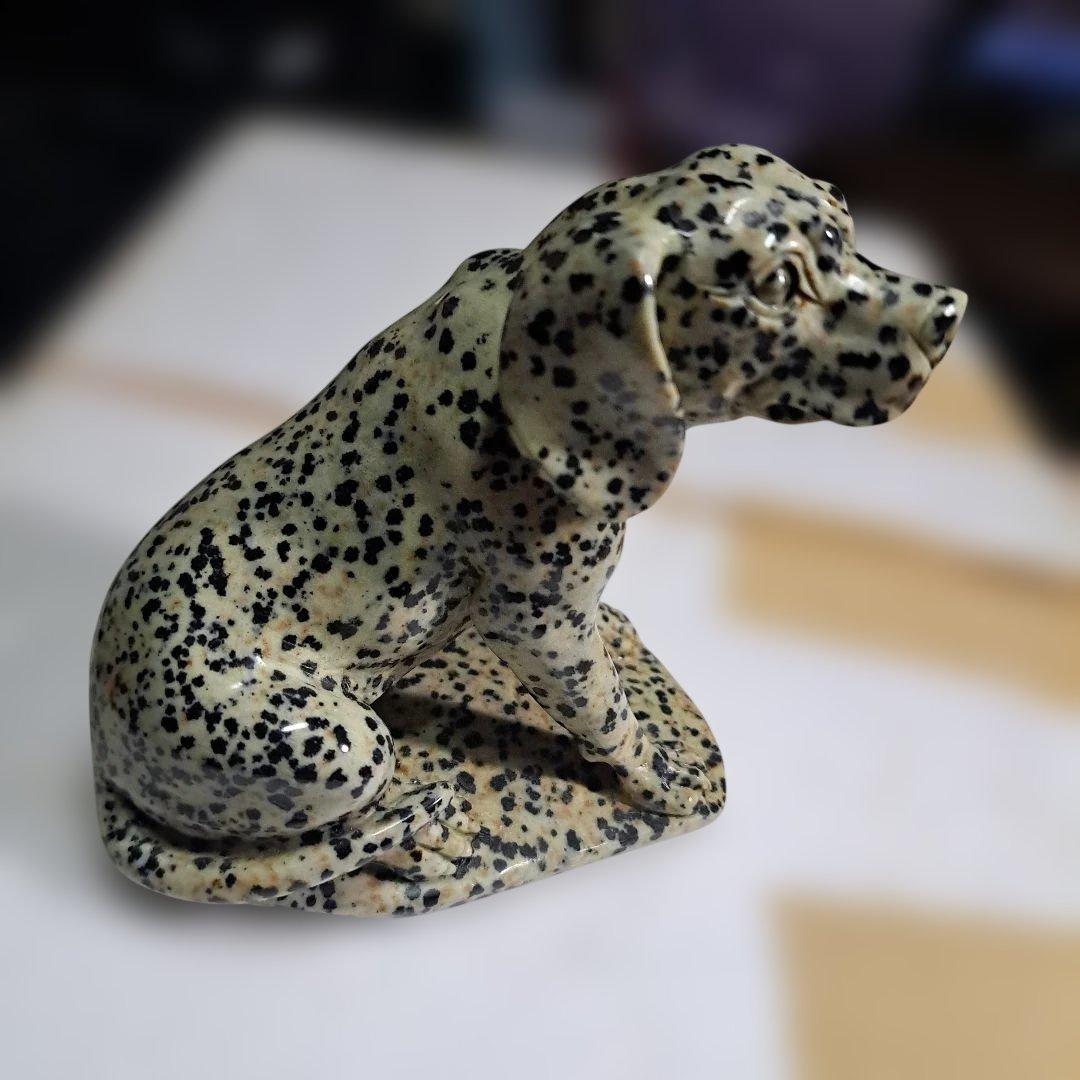 犬の石製置物 クリーム色と黒の斑点 約10cm