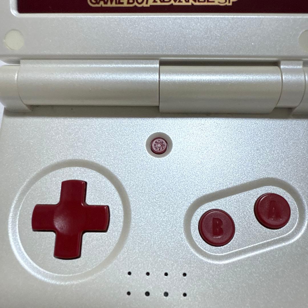 ゲームボーイアドバンスSP 本体1点、アダプター１点、ソフト２点