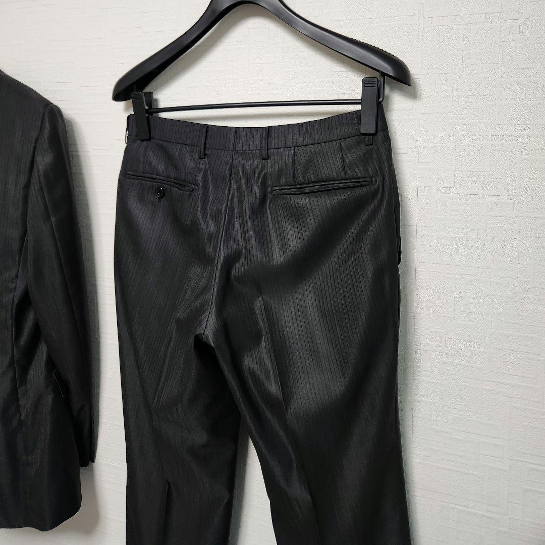 アオキ　レミュー　メンズスーツ　スリーピース　ダークグレー　ストライプ　光沢生地