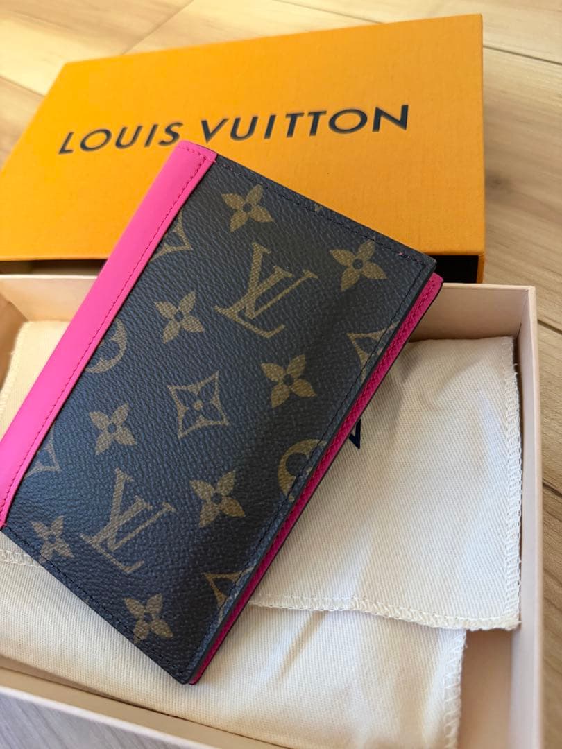 LOUIS VUITTON パスポートケース ピンク/ブラック