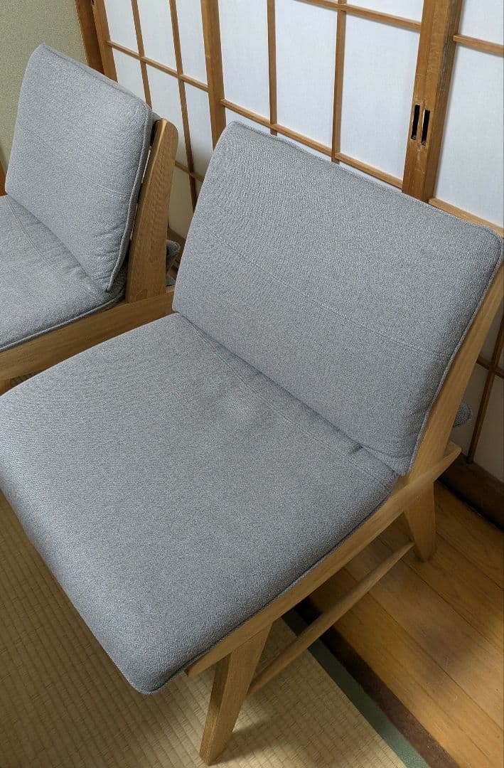 グレーのファブリックソファ