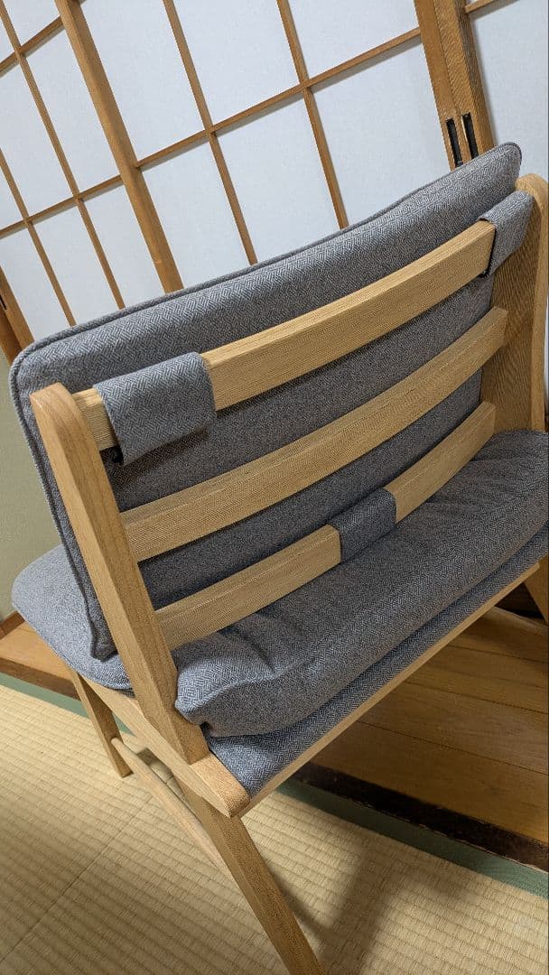 グレーのファブリックソファ