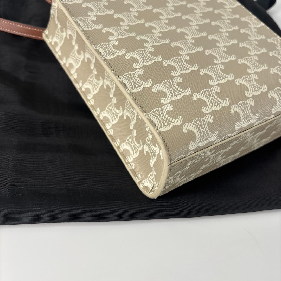 新品未使用 セリーヌ トリオンフ バーティカルカバ ショルダーバッグ レディース