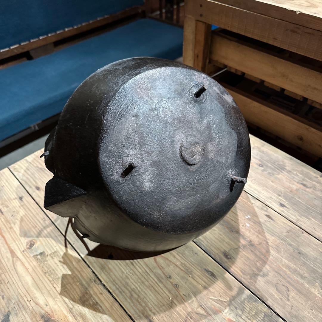 古い鉄製吊り鍋 注ぎ口付き / Antique Iron Pot 囲炉裏道具