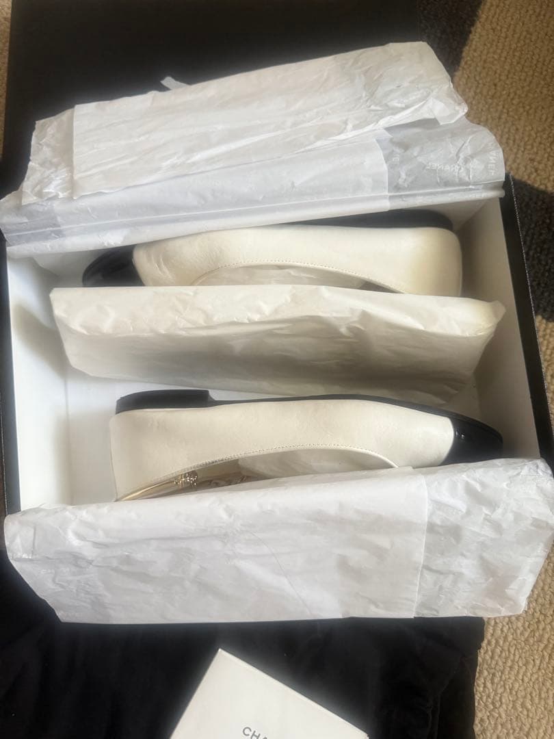 シャネル ホワイト/ブラック チェーン フラットシューズ　37