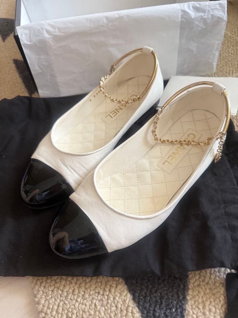 シャネル ホワイト/ブラック チェーン フラットシューズ　37