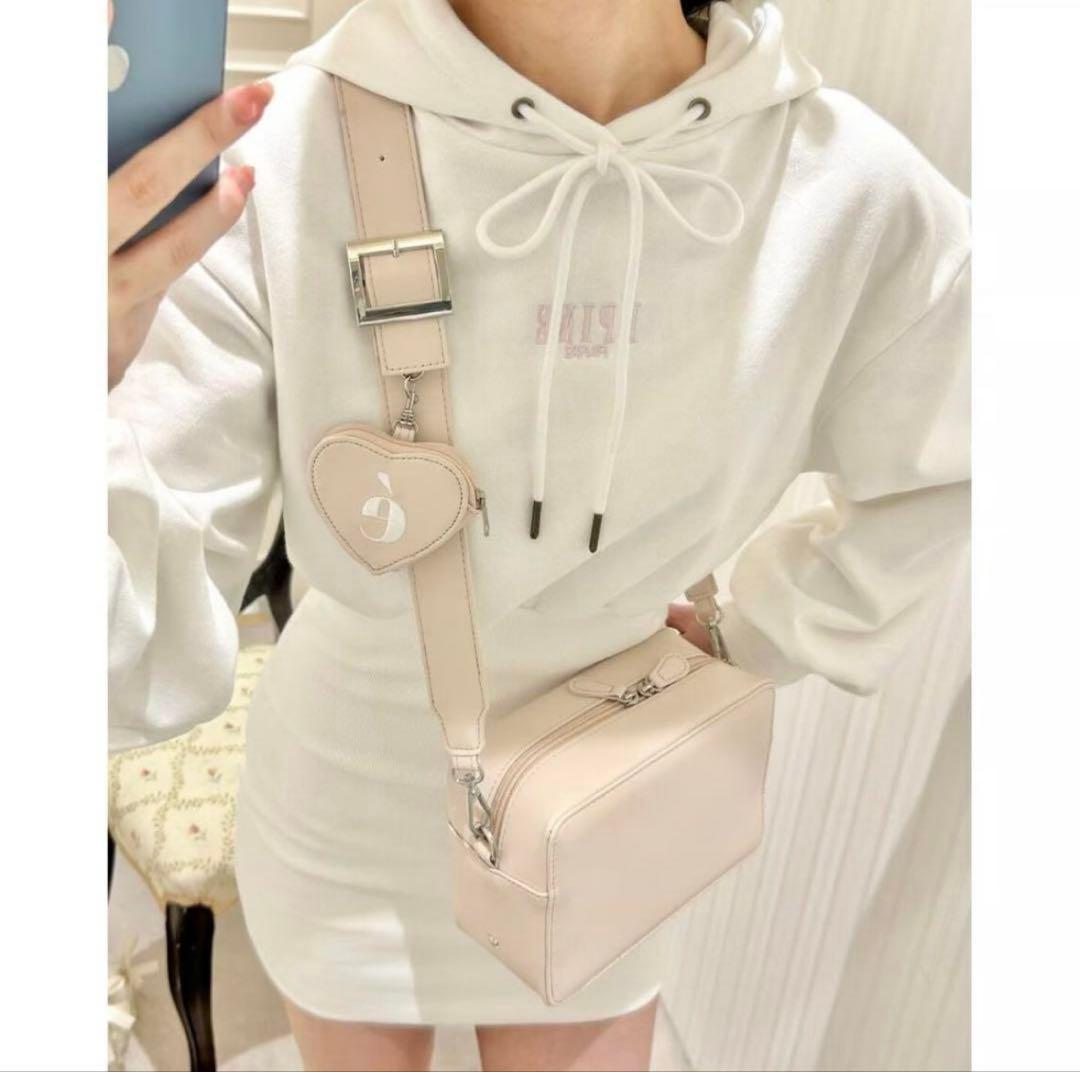 é Heart pouch shoulder strap bag epine