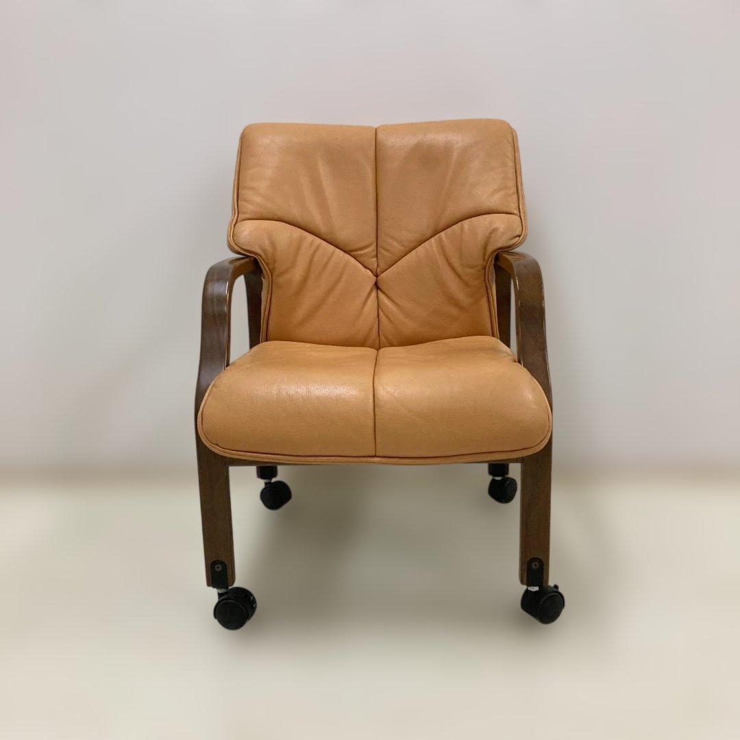 フジファニチャー　キャスター付　革製ダイニングチェア　アームチェア　椅子　チェア